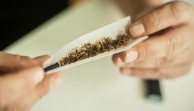 “أوبر” تسمح بتوصيل الحشيش في كندا