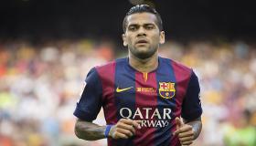 داني ألفيس للساخرين منه: “ليسوا جماهير برشلونة .. وسأرد في الملعب”