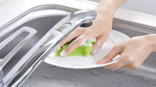 خبراء يحذرون من 3 عادات يومية في غسيل أطباق الطعام: “قد تسبب السرطان”