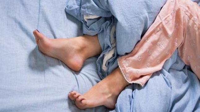 “الأرق ليلا والنعاس نهارا”.. احذر من متلازمة تململ الساقين